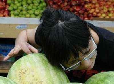 手捧瓜怎么吃方便,便捷吃瓜攻略